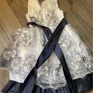Boutique formal girls dress, navy accents size 7/8